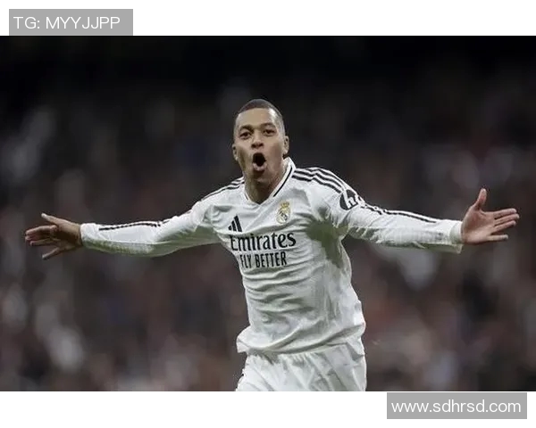 皇马足球2号球星高清动感图片展现足球场上无与伦比的风采