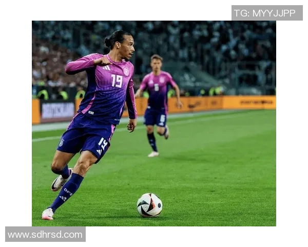 足球场上佩戴花朵的球星背后的故事与情感象征解析