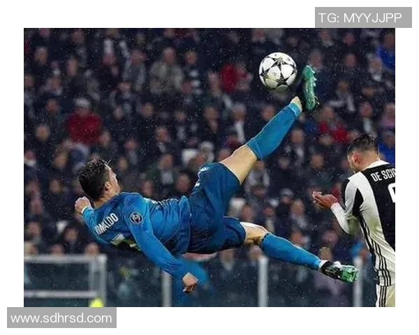 足球明星倒钩进球瞬间回顾与技术解析 深度解读这一经典动作的魅力与难度 足球明星倒钩进球瞬间回顾与技术解析 深度解读这一经典动作的魅力与难度